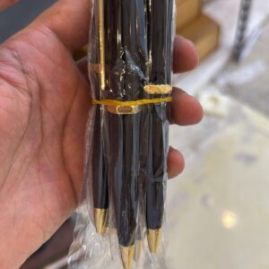 اسود من فرق ذهبي